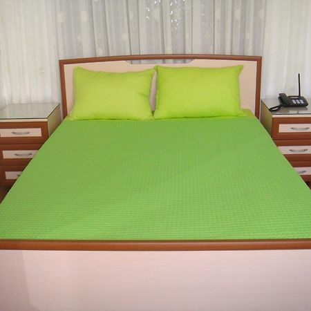 Nino Apartment On Pirosmani バトゥーミ エクステリア 写真