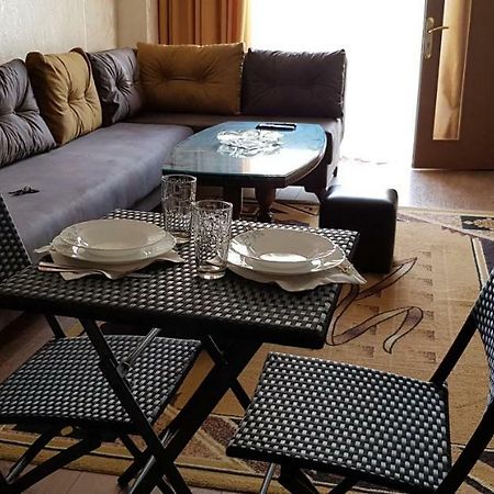 Nino Apartment On Pirosmani バトゥーミ エクステリア 写真