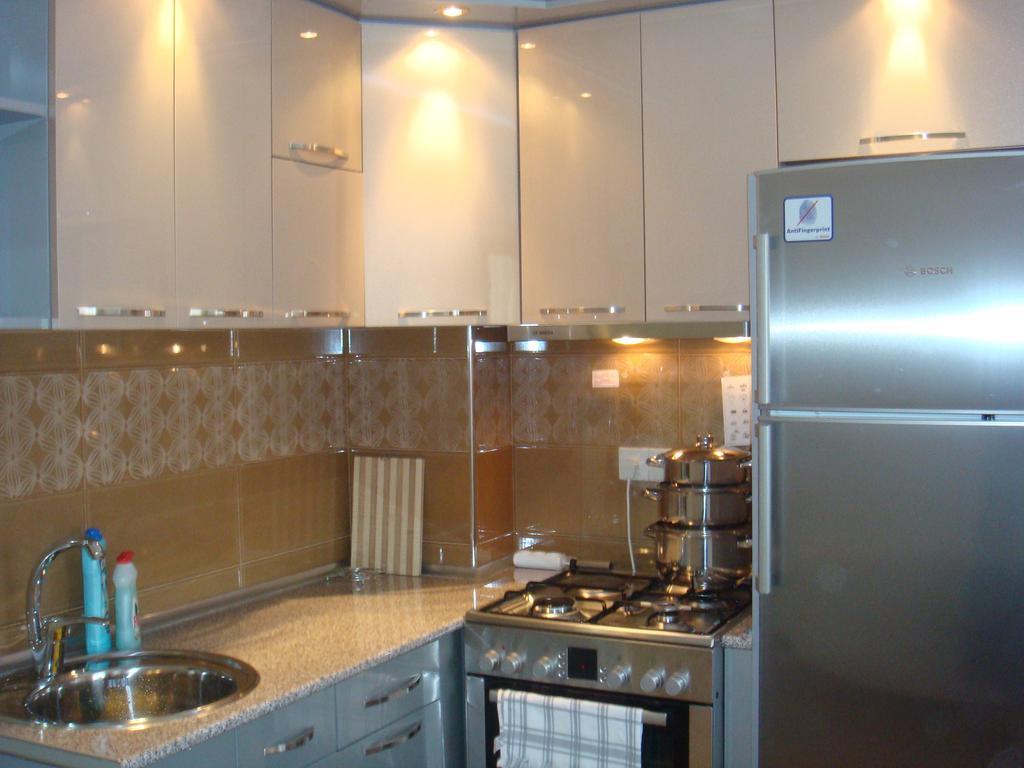 Nino Apartment On Pirosmani バトゥーミ 部屋 写真
