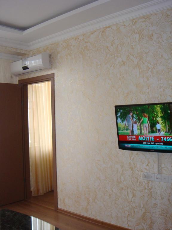 Nino Apartment On Pirosmani バトゥーミ 部屋 写真