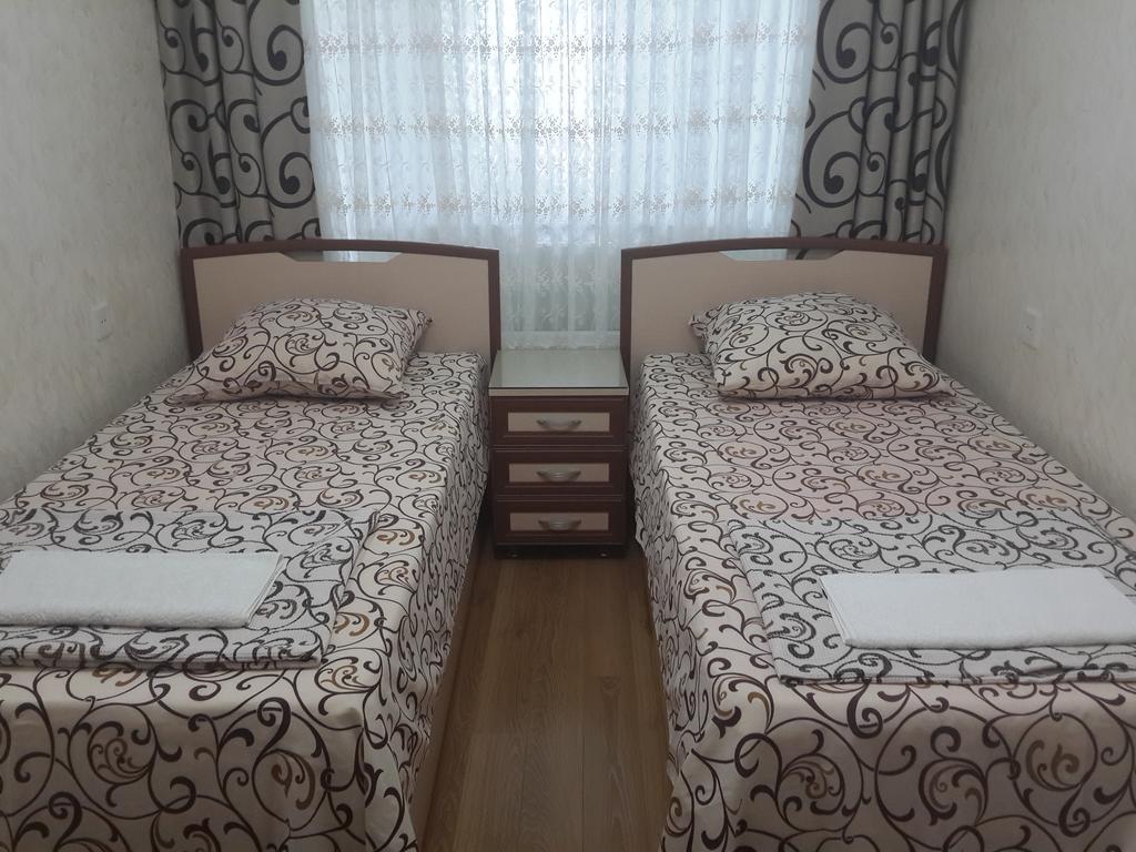 Nino Apartment On Pirosmani バトゥーミ エクステリア 写真