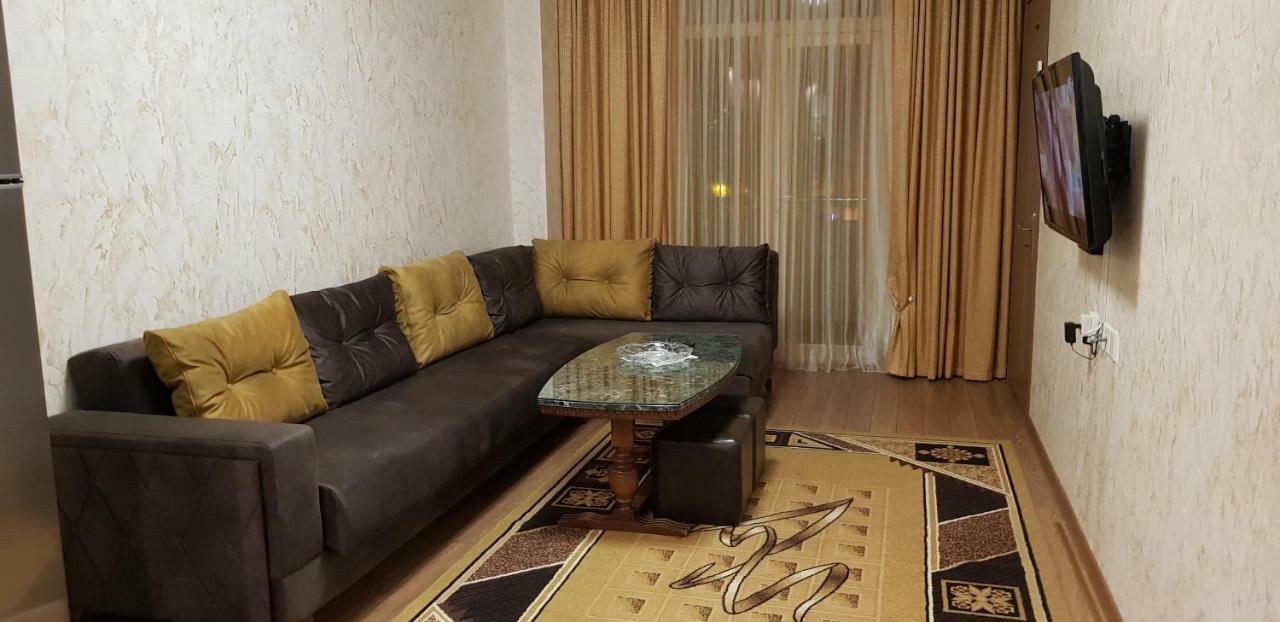 Nino Apartment On Pirosmani バトゥーミ エクステリア 写真