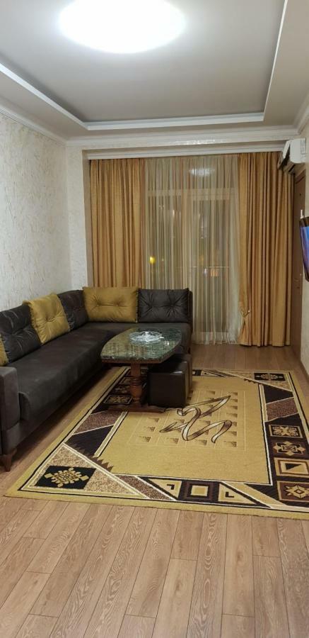 Nino Apartment On Pirosmani バトゥーミ エクステリア 写真