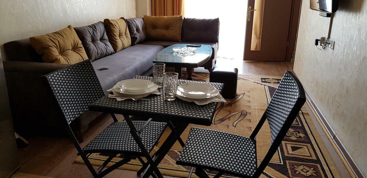 Nino Apartment On Pirosmani バトゥーミ エクステリア 写真
